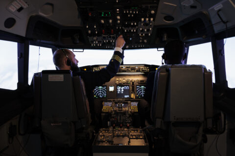 aereo cabina pilotaggio
